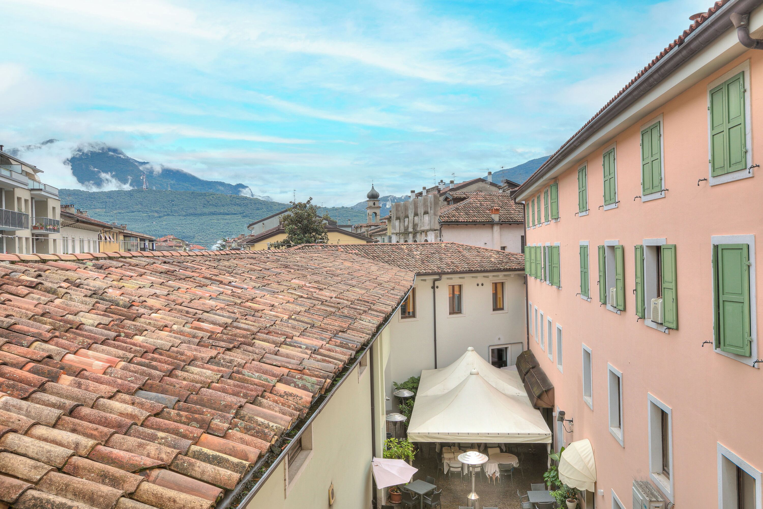 Perhehuoneisto, useita makuuhuoneita, 2 kylpyhuonetta (Lake Garda Home) | Ulkoruokailutilat