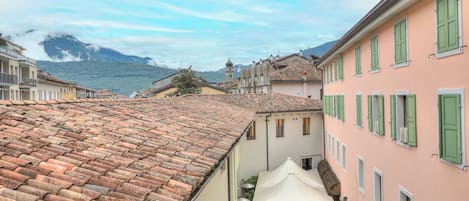 Perhehuoneisto, useita makuuhuoneita, 2 kylpyhuonetta (Lake Garda Home) | Ulkoruokailutilat