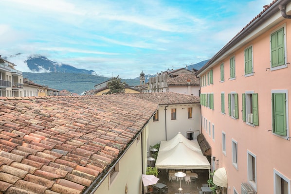 Family Apartment, Multiple Bedrooms, 2 Bathrooms (Lake Garda Home) | Outdoor dining