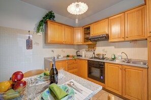 ثلاجة، فرن، موقد طهي مسطح، ماكينة لصنع القهوة/الشاي