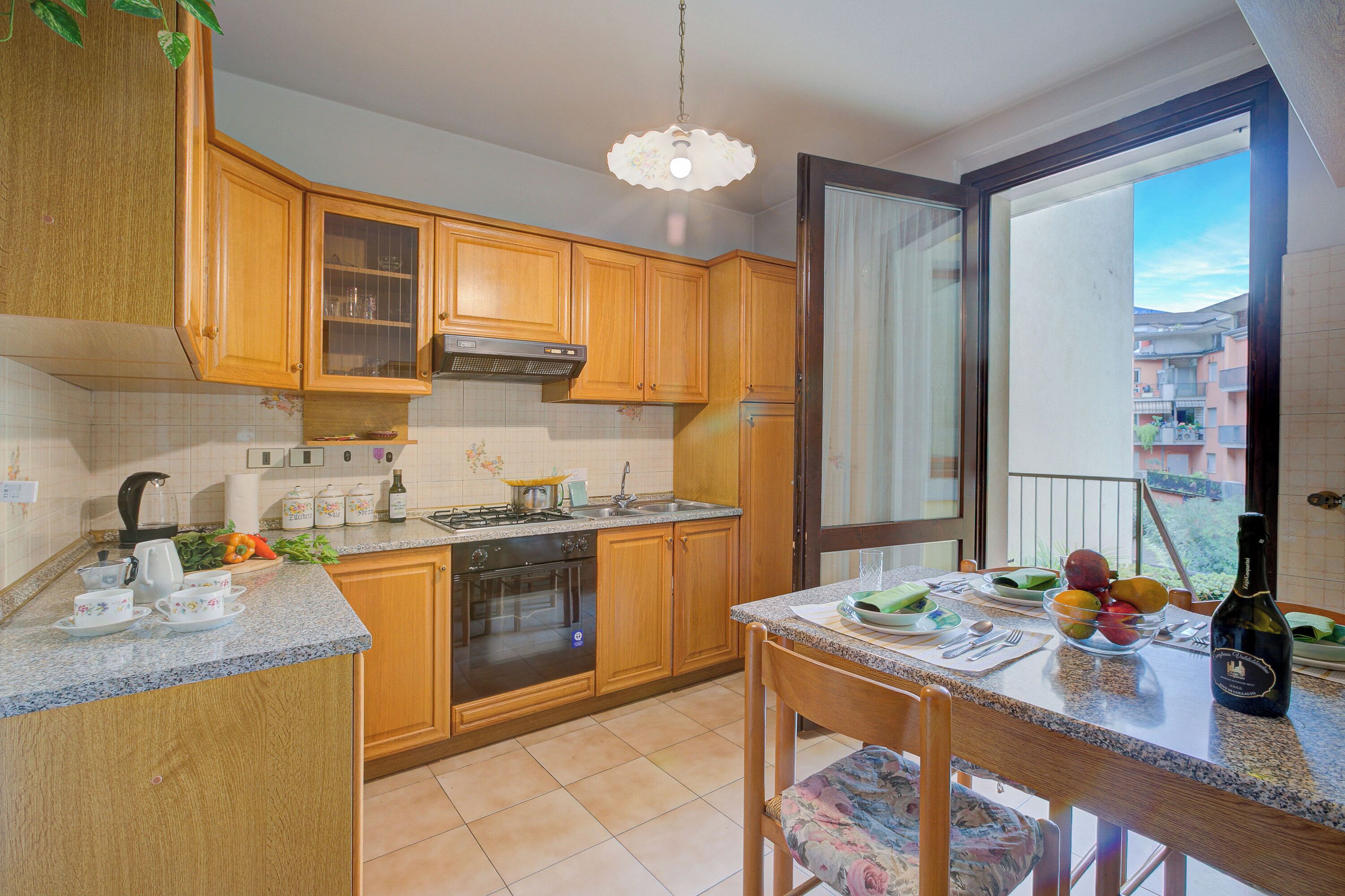 Frigorífico, horno, placa de cocina y cafetera o tetera