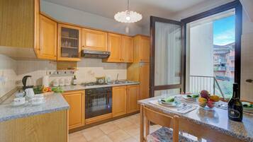 Frigorífico, horno, placa de cocina y cafetera o tetera