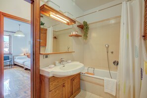 Family Apartment, Multiple Bedrooms, 2 Bathrooms (Lake Garda Home) | Bathroom