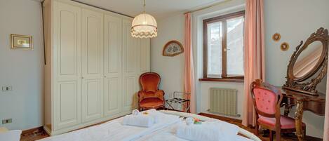Family Apartment, Multiple Bedrooms, 2 Bathrooms (Lake Garda Home) | 3 bedrooms, free WiFi, bed sheets