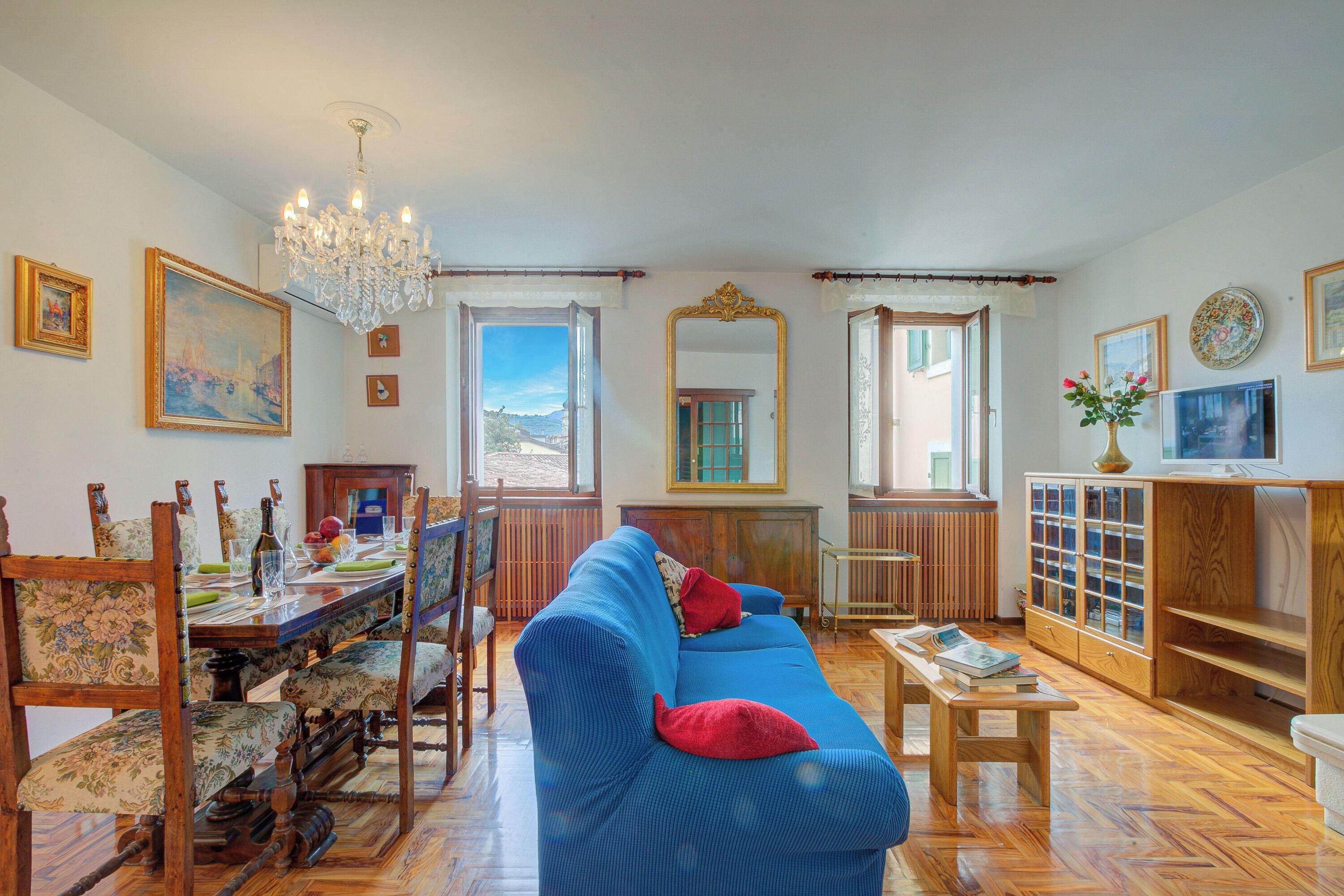 Departamento familiar, varias habitaciones, 2 baños (Lake Garda Home) | Área de sala de estar | Televisión de 21 pulgadas con canales por cable 