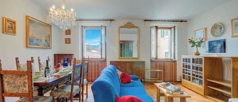 Family Apartment, Multiple Bedrooms, 2 Bathrooms (Lake Garda Home) | Living area | 21-inch TV with cable channels