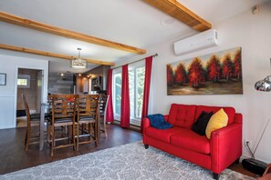TV - Spa & Lake Access | Le Chic Shack des 3 lacs (Saint-Rémi-de-Tingwick)
