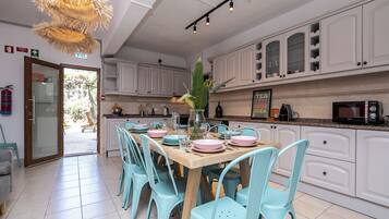 Geladeira, micro-ondas, fogão, lava-louças