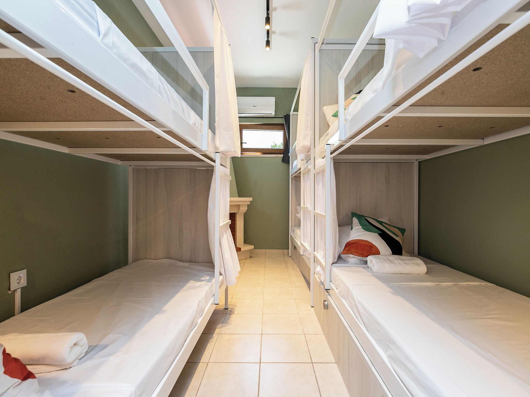 WiFi (free), bed sheets