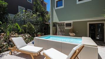 4 outdoor pools