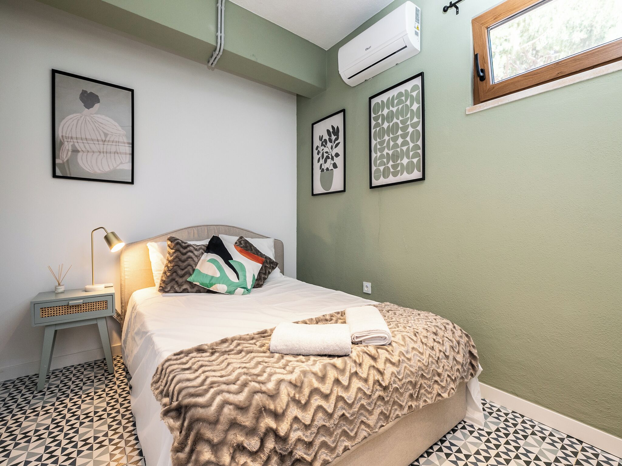 WiFi (free), bed sheets