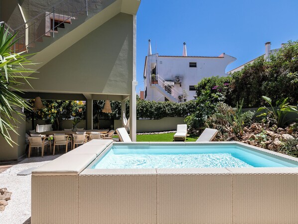 4 outdoor pools