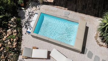 4 outdoor pools