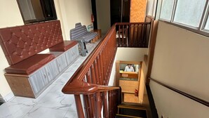 Un escalier avec une rampe en bois menant à un palier.