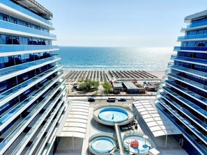 A modern cruise ship with multiple decks, a pool area, and a view of the ocean. - White Titanic (Mamaia-Sat)