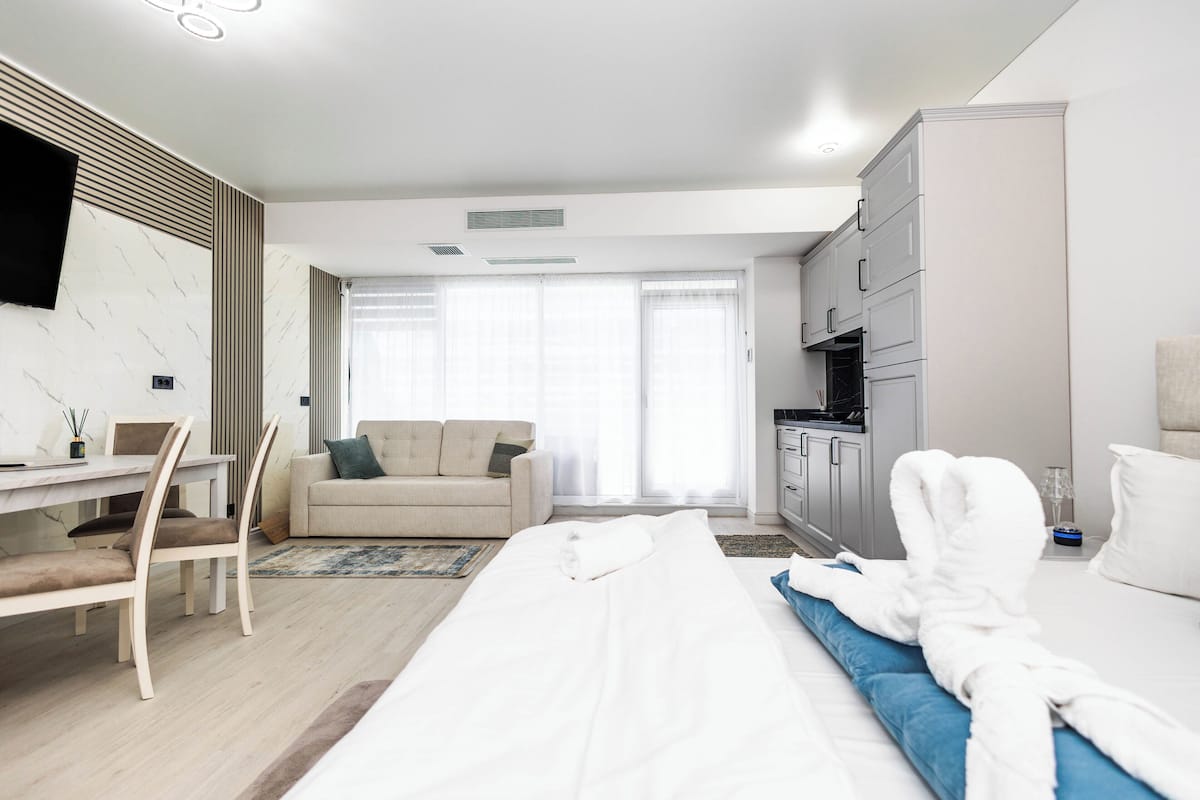 Decoración personalizada, muebles diferentes y wifi gratis