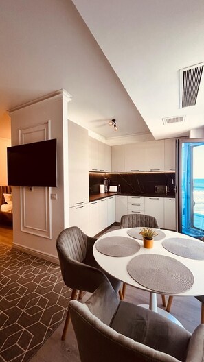 Deluxe Studio, Partial Sea View | Private kitchen - White Titanic (Mamaia-Sat)