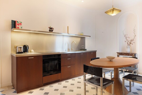 Fridge, oven, stovetop, coffee/tea maker