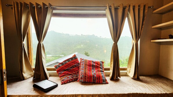 Quarto casal luxo, vista para a montanha | Área de estar