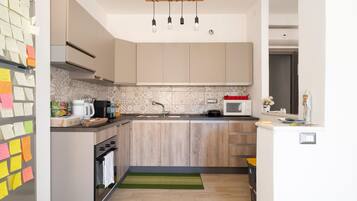 Réfrigérateur, micro-ondes, cafetiÚre/bouilloire, bouilloire électrique