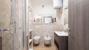 Een douche, een haardroger, handdoeken