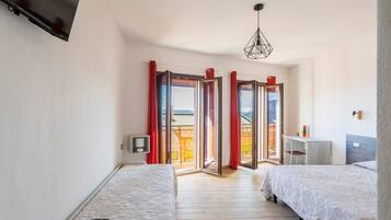 1 bedroom, bed sheets