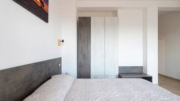 1 bedroom, bed sheets