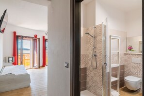 Douche, sèche-cheveux, serviettes fournies