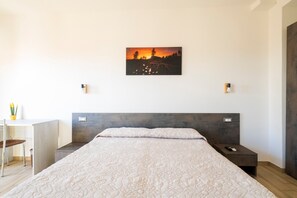 Une chambre à coucher avec un lit, un bureau et une chaise.