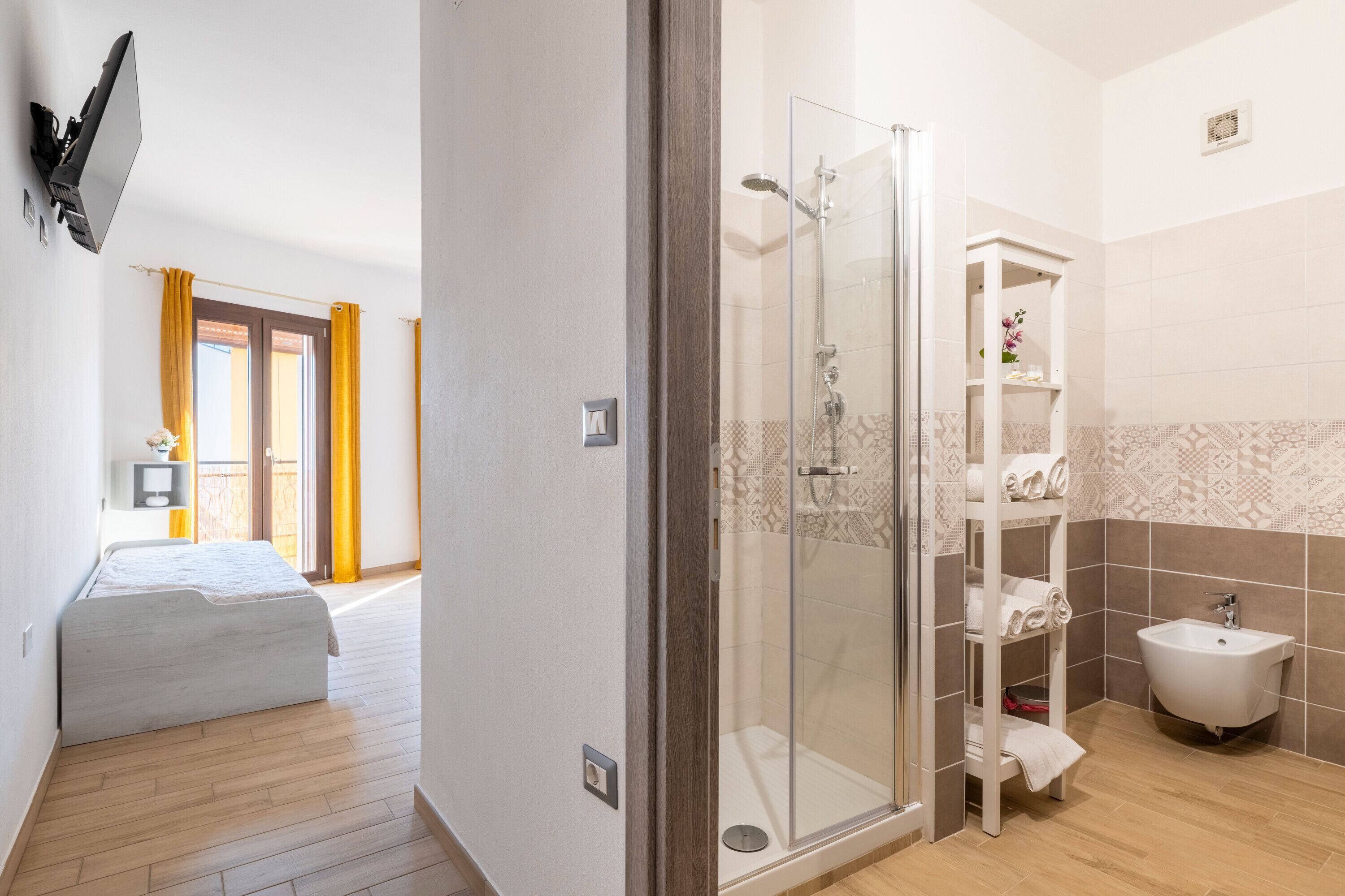 Douche, sèche-cheveux, serviettes fournies