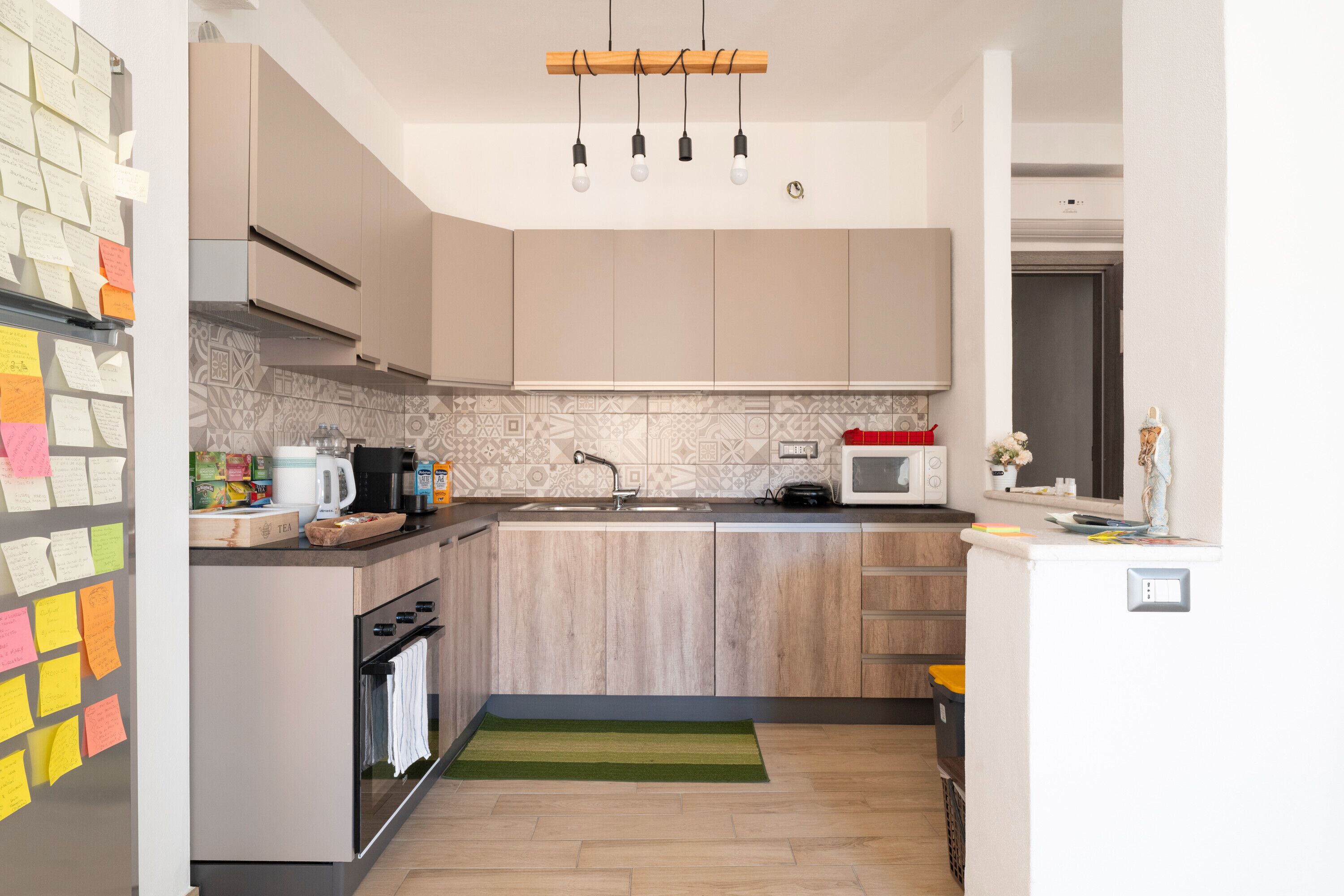 Kühlschrank, Mikrowelle, Wasserkocher mit Kaffee-/Teezubehör