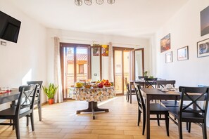 Dining - Triple room with private bathroom (Jerzu)