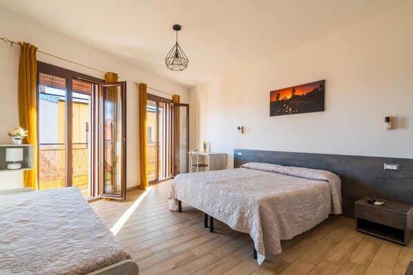 1 bedroom, bed sheets - Triple room with private bathroom (Jerzu)