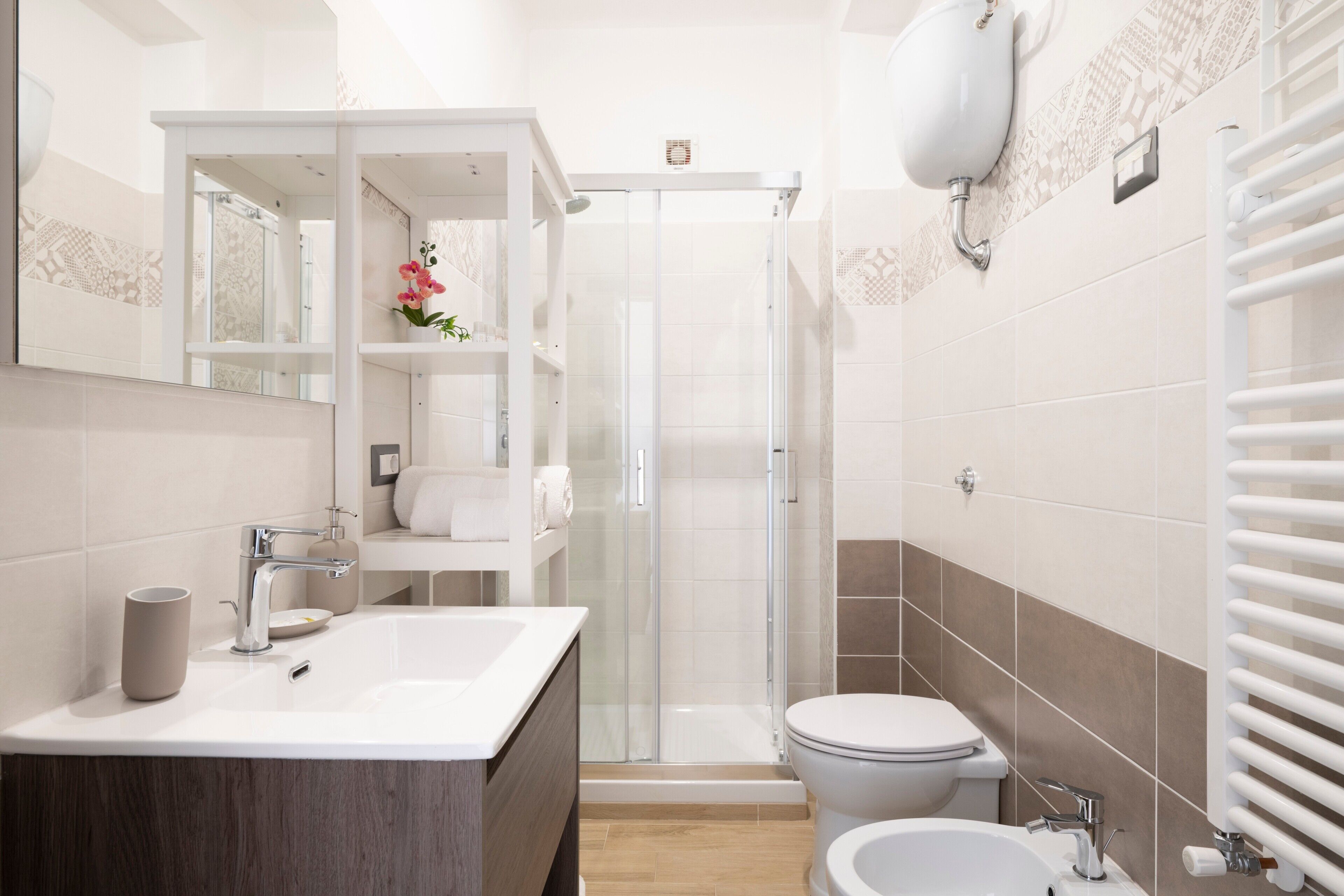 Een douche, een haardroger, handdoeken