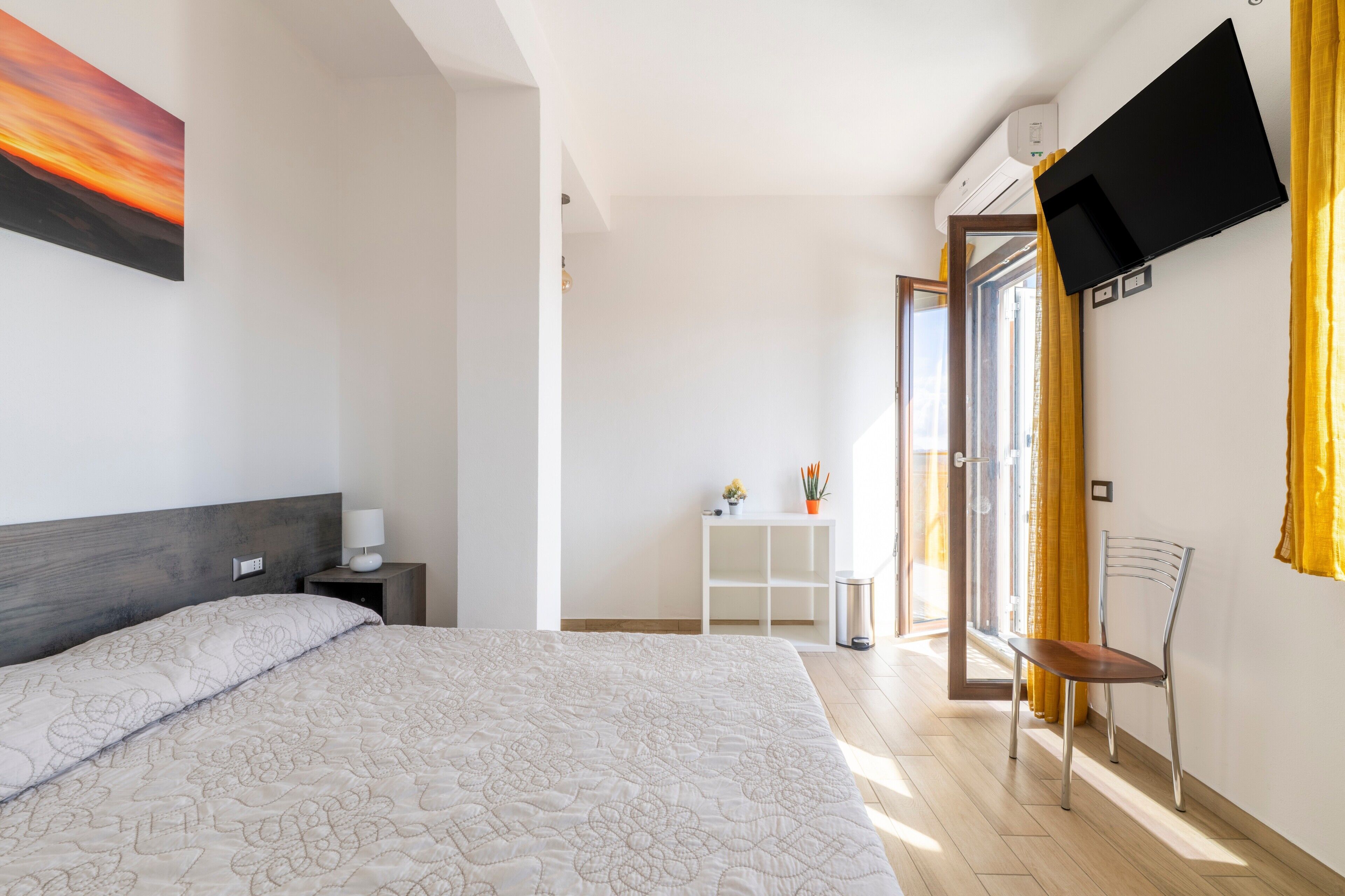 1 bedroom, bed sheets