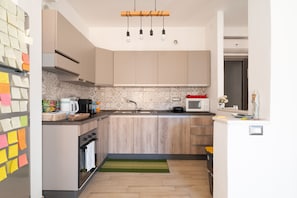 Frigorífico, microondas, cafetera o tetera y hervidor eléctrico