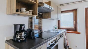 Frigorifero, microonde, forno, piano cottura