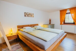 1 dormitorio, tabla de planchar con plancha, wifi y ropa de cama