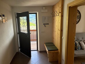 Interior - Apartment 'Maso Fallmerayer - Fallmerayerhof' with Mountain View, Private Garden and Wi-Fi (Bressanone)