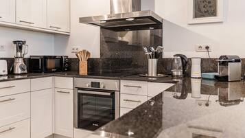 Frigorífico, microondas, horno y placa de cocina