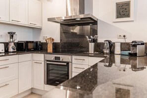 Frigorífico, microondas, horno y placa de cocina