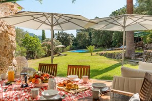 Outdoor dining - Villa 'Can Perot' with Mountain View, Private Pool and Wi-Fi (Pollença)
