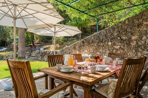Outdoor dining - Villa 'Can Perot' with Mountain View, Private Pool and Wi-Fi (Pollença)