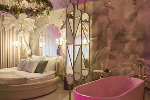 Superior Studio Suite, Bathtub | Living area