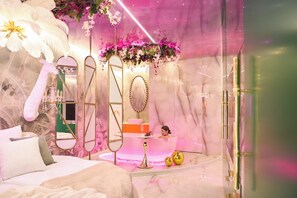 スーペリア スタジオスイート 浴槽 | バスルーム | ヘアドライヤー、石鹸、シャンプー、トイレットペーパー