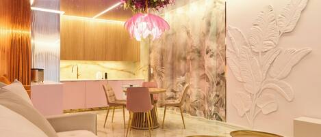 Superior-Studiosuite, Badewanne | Eigene Kochnische | Mini-Kühlschrank, Ofen, Herdplatte, Wasserkocher mit Kaffee-/Teezubehör