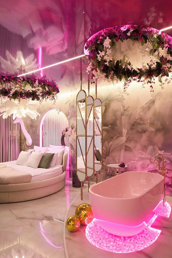 Superior Studio Suite, Bathtub | Living area | Flat-screen TV