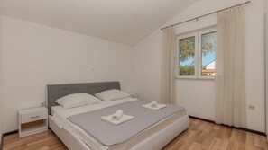 Tabla de planchar con plancha, wifi gratis, ropa de cama
