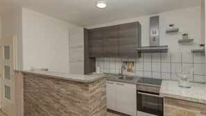 Frigorífico, microondas, horno y lavavajillas