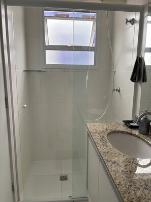 Jabón y papel de baño 